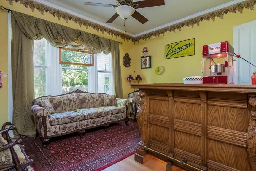 Kingsley House Bed & Breakfast - Full Home Fennville エクステリア 写真