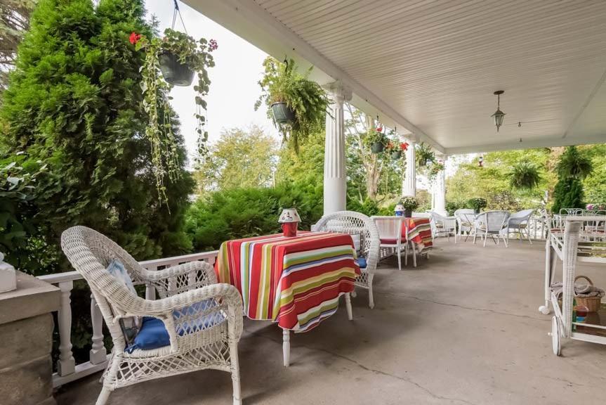 Kingsley House Bed & Breakfast - Full Home Fennville エクステリア 写真