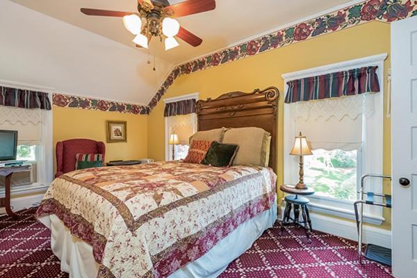 Kingsley House Bed & Breakfast - Full Home Fennville エクステリア 写真